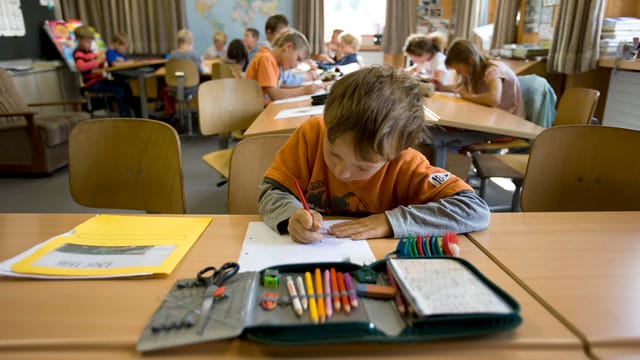 Schüler schreibt etwas auf einem Blatt Papier. Schüler schreibt etwas auf einem Blatt Papier.