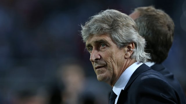 Manuel Pellegrini blickt aufs Fussballfeld. Manuel Pellegrini blickt aufs Fussballfeld.