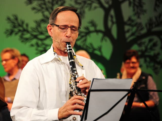 Edy Wallimann spielt Klarinette