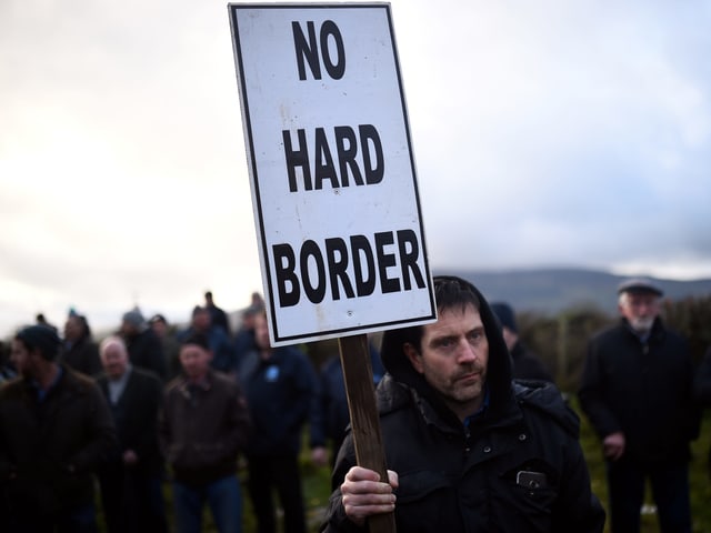 Mann mit einem Schild Mann mit einem Schild