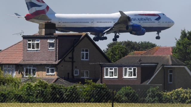 Jumbo fliegt knapp über Häuser am Flughafen Heathrow Jumbo fliegt knapp über Häuser am Flughafen Heathrow