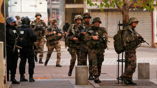 La polizia ed il militar èn a St. Denis en il nord da Paris. La polizia ed il militar èn a St. Denis en il nord da Paris.