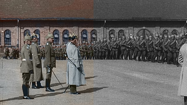 Offiziere und Soldaten auf einem Kasernenareal. Offiziere und Soldaten auf einem Kasernenareal.