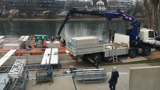 Blick von der Rutsche des Schwimmbads in Olten auf die Aare, den Schwimmkörper und den Autokran. Blick von der Rutsche des Schwimmbads in Olten auf die Aare, den Schwimmkörper und den Autokran.