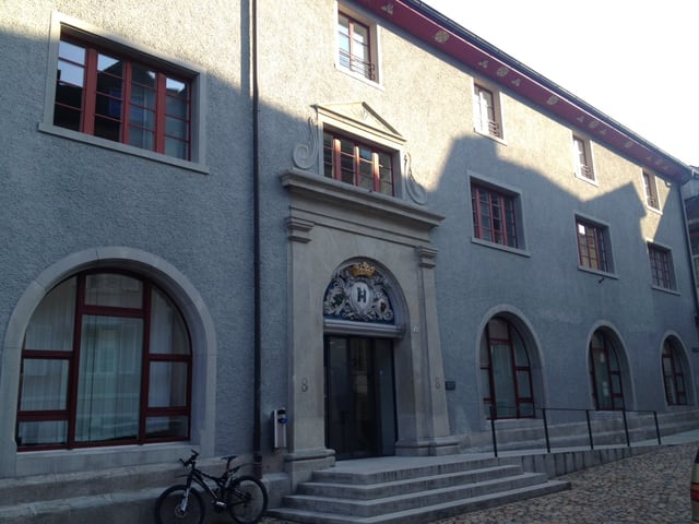 Aussenansicht des Bezirksgerichtes in Brugg, zu sehen ist der Haupteingang. Aussenansicht des Bezirksgerichtes in Brugg, zu sehen ist der Haupteingang.