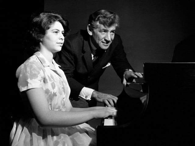 Leonard Bernstein dirigiert. Leonard Bernstein dirigiert.