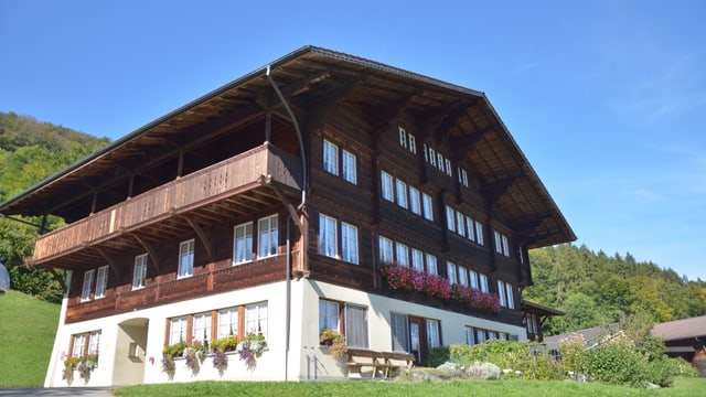 Bild vom dreistöckigen Haus im Chalet-Stil Bild vom dreistöckigen Haus im Chalet-Stil