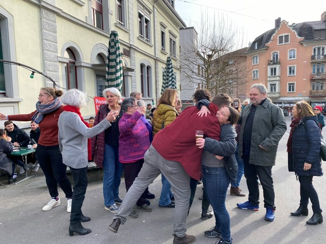 Menschen am Feiern Menschen am Feiern