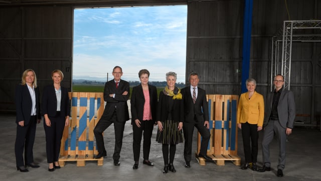 regierungsräte in einem hangar regierungsräte in einem hangar