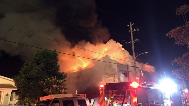 Flammen über Dächern Flammen über Dächern