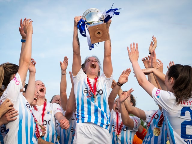 Die FCZ-Frauen stemmen den Meisterpokal in die Höhe. Die FCZ-Frauen stemmen den Meisterpokal in die Höhe.