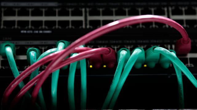 Netzwerkkabel, die in einen Server führen. Netzwerkkabel, die in einen Server führen.