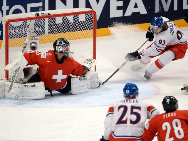 Der Schweizer Goalie verhindert einen Treffer durch Tschechiens NHL-Star Jakub Voracek. Der Schweizer Goalie verhindert einen Treffer durch Tschechiens NHL-Star Jakub Voracek.