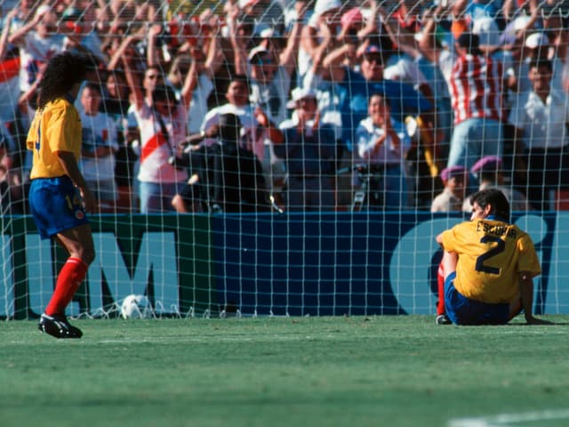Andrés Escobar sitzt nach seinem Eigentor am Boden. Andrés Escobar sitzt nach seinem Eigentor am Boden.