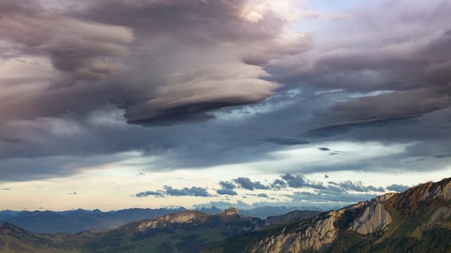 Ufo-Wolke über dem Kronberg, wissenschaftlich Altocumulus lenticularis. Ufo-Wolke über dem Kronberg, wissenschaftlich Altocumulus lenticularis.