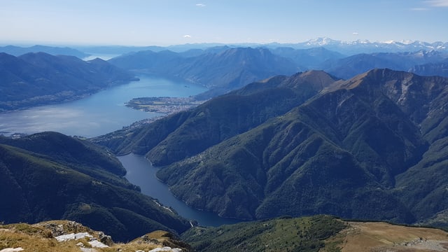 Blick über den Lago Maggiore. Blick über den Lago Maggiore.