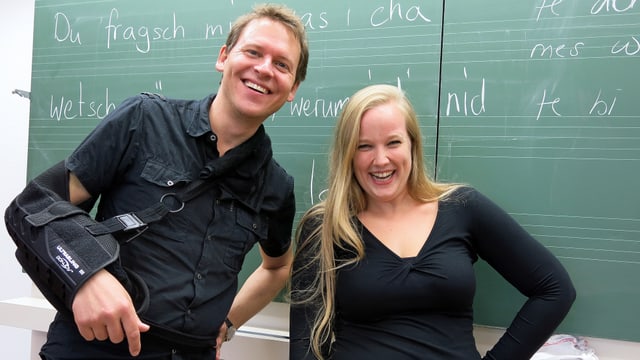 Porträt der beiden Chorleiter vor der grünen Wandtafel im Singsaal. Porträt der beiden Chorleiter vor der grünen Wandtafel im Singsaal.