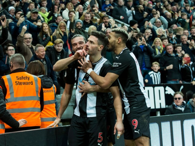 Fabian Schär jubelt nach seinem Treffer gegen Everton. Fabian Schär jubelt nach seinem Treffer gegen Everton.