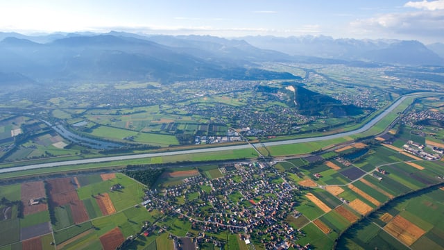 Blick aus dem Heissluftballon auf das Rheintal mit den Dörfern Kriessern, Maeder und dem Kummaberg. Blick aus dem Heissluftballon auf das Rheintal mit den Dörfern Kriessern, Maeder und dem Kummaberg.