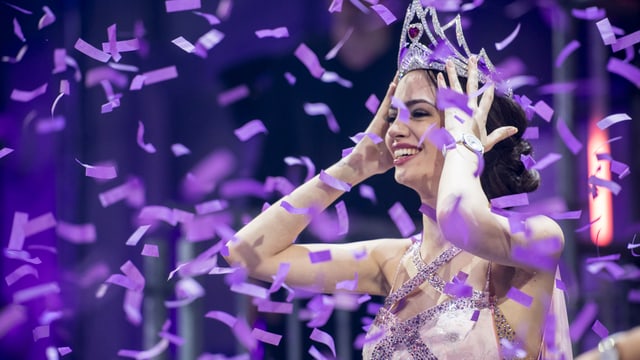 Die neue Miss Schweiz strahlt nach ihrem Sieg auf der Bühne während Konfetti über ihr Haupt rieseln. Die neue Miss Schweiz strahlt nach ihrem Sieg auf der Bühne während Konfetti über ihr Haupt rieseln.