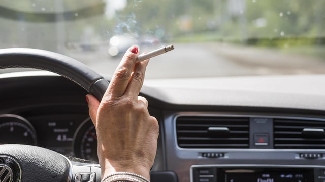 Frau raucht am Steuer Frau raucht am Steuer