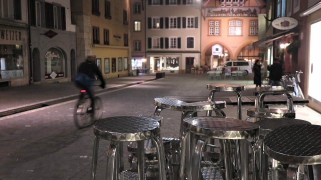 Gestapelte Barhöcker in einer Altstadtgasse. Gestapelte Barhöcker in einer Altstadtgasse.