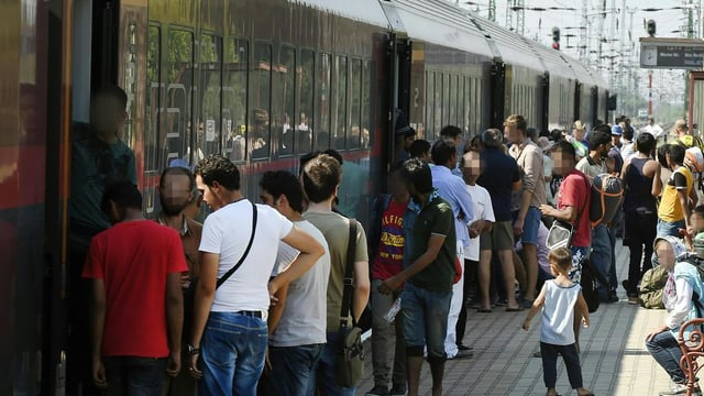 Ils fugitivs a la staziun a tren a Budapest. Ils fugitivs a la staziun a tren a Budapest.