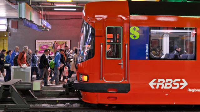 Oranger RBS-Zug im Bahnhof Bern