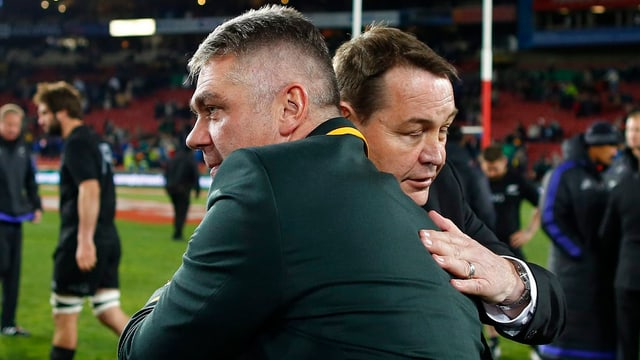 Heyneke Meyer und Steve Hansen umarmen sich. Heyneke Meyer und Steve Hansen umarmen sich.