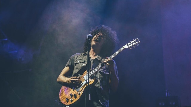 Andrew Stockdale von Wolfmother mit einer Gitarre in der Hand Andrew Stockdale von Wolfmother mit einer Gitarre in der Hand