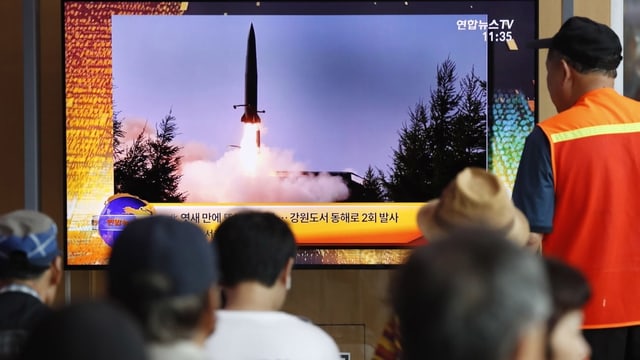 Südkoreaner schauen auf Bildschirm mit Raketentest Südkoreaner schauen auf Bildschirm mit Raketentest