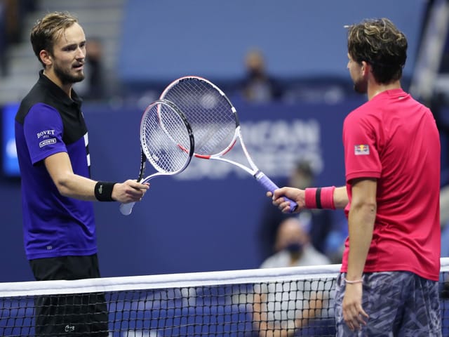 Daniil Medwedew (links) und Dominic Thiem nach einem Spiel am Netz Daniil Medwedew (links) und Dominic Thiem nach einem Spiel am Netz