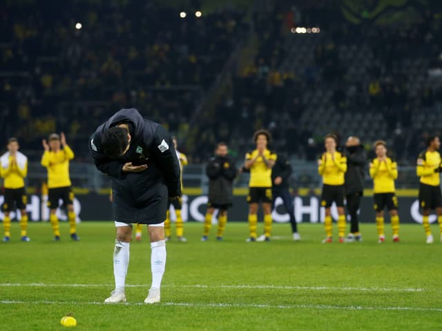 Nuri Sahin verneigt sich vor den BVB-Fans.