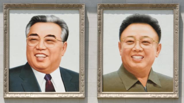 Porträtbilder der beiden Kims. Porträtbilder der beiden Kims.