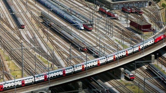 Eine S-Bahn fährt über eine Brücke, die mehrere Geleise überqueren. Eine S-Bahn fährt über eine Brücke, die mehrere Geleise überqueren.