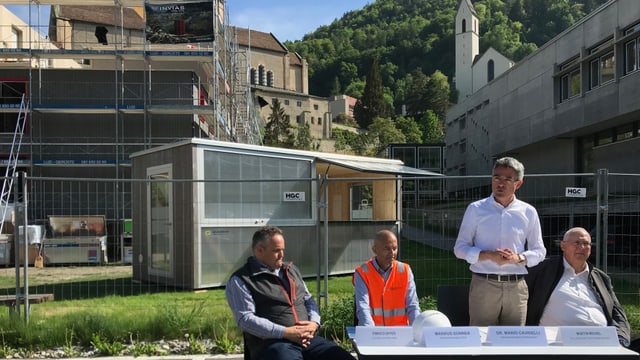 Da sanester: Enrico Uffer, Markus Dünner, Mario Cavigelli e Martin Michel, avant il plazzal dal provisori dal convict. Da sanester: Enrico Uffer, Markus Dünner, Mario Cavigelli e Martin Michel, avant il plazzal dal provisori dal convict.