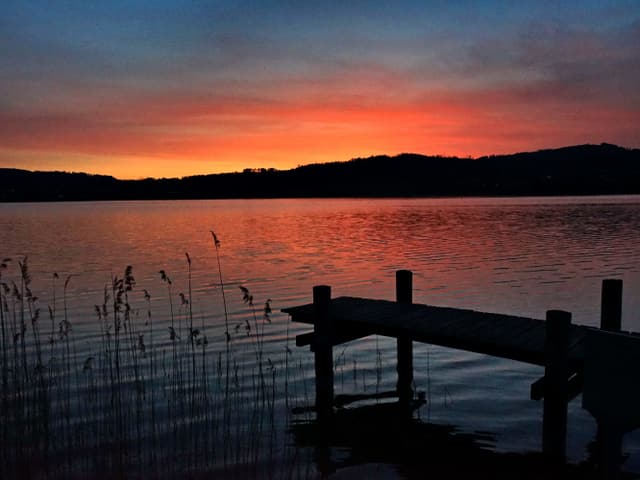 Morgenrot über einem See.