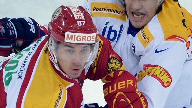 Esihockeyspieler Alban Rexha bei einer Spielsituation auf dem Eis. Esihockeyspieler Alban Rexha bei einer Spielsituation auf dem Eis.