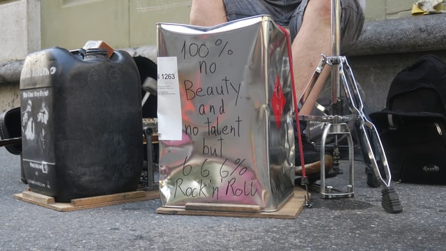 Ein schwarzer Plastikkanister und ein Blechkanister mit Aufschrift Ein schwarzer Plastikkanister und ein Blechkanister mit Aufschrift