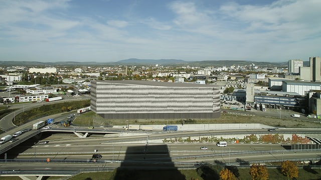 Geplantes Gebäude hinter Autobahn Geplantes Gebäude hinter Autobahn