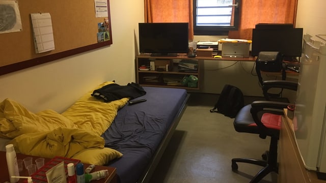 Eine Zelle mit Bett, Tisch, Bürostuhl und TV-Gerät im Seniorengefängnis. Eine Zelle mit Bett, Tisch, Bürostuhl und TV-Gerät im Seniorengefängnis.