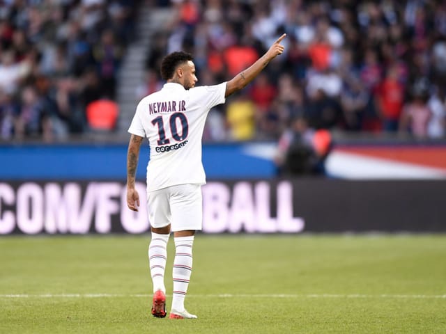 Neymar hält den Arm hoch.