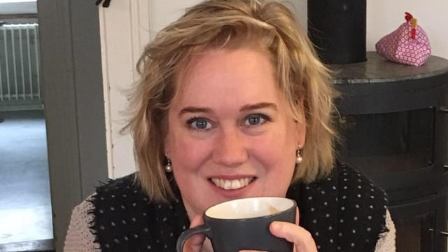 Lachende Frau mit Kaffeetasse Lachende Frau mit Kaffeetasse