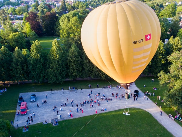 Luftballon unten hängt ein Akrobat Luftballon unten hängt ein Akrobat