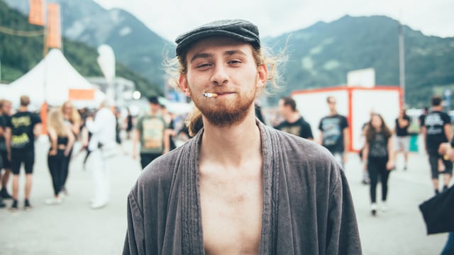 Easy Greenfield-Tönü: Kippe, Kappe und Bademantel. Easy Greenfield-Tönü: Kippe, Kappe und Bademantel.