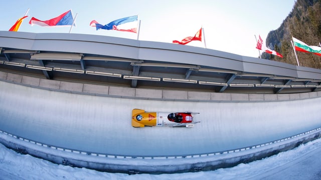 Rico Peter rast im Zweierbob durch den Eiskanal in Königssee. Rico Peter rast im Zweierbob durch den Eiskanal in Königssee.
