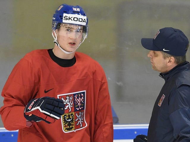 Martin Necas (links) im Gespräch mit einem Trainer Martin Necas (links) im Gespräch mit einem Trainer