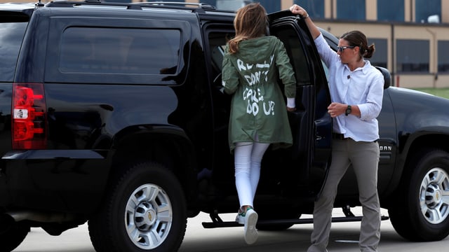 Melanie Trump steigt in dem Wagen, auf der Rückseite ihrer Jacke erkennt man die Aufschrift «Really don't care. Do u?». Melanie Trump steigt in dem Wagen, auf der Rückseite ihrer Jacke erkennt man die Aufschrift «Really don't care. Do u?».