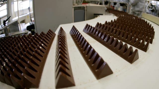 Toblerone-Tafeln auf einem Fliessband. Toblerone-Tafeln auf einem Fliessband.