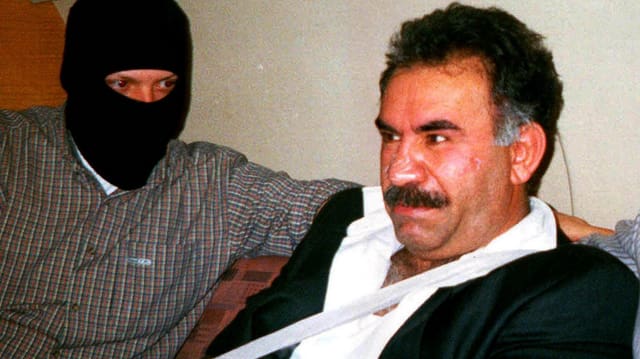 Öcalan kurz nach seiner Verhaftung im Jahr 1999. Öcalan kurz nach seiner Verhaftung im Jahr 1999.